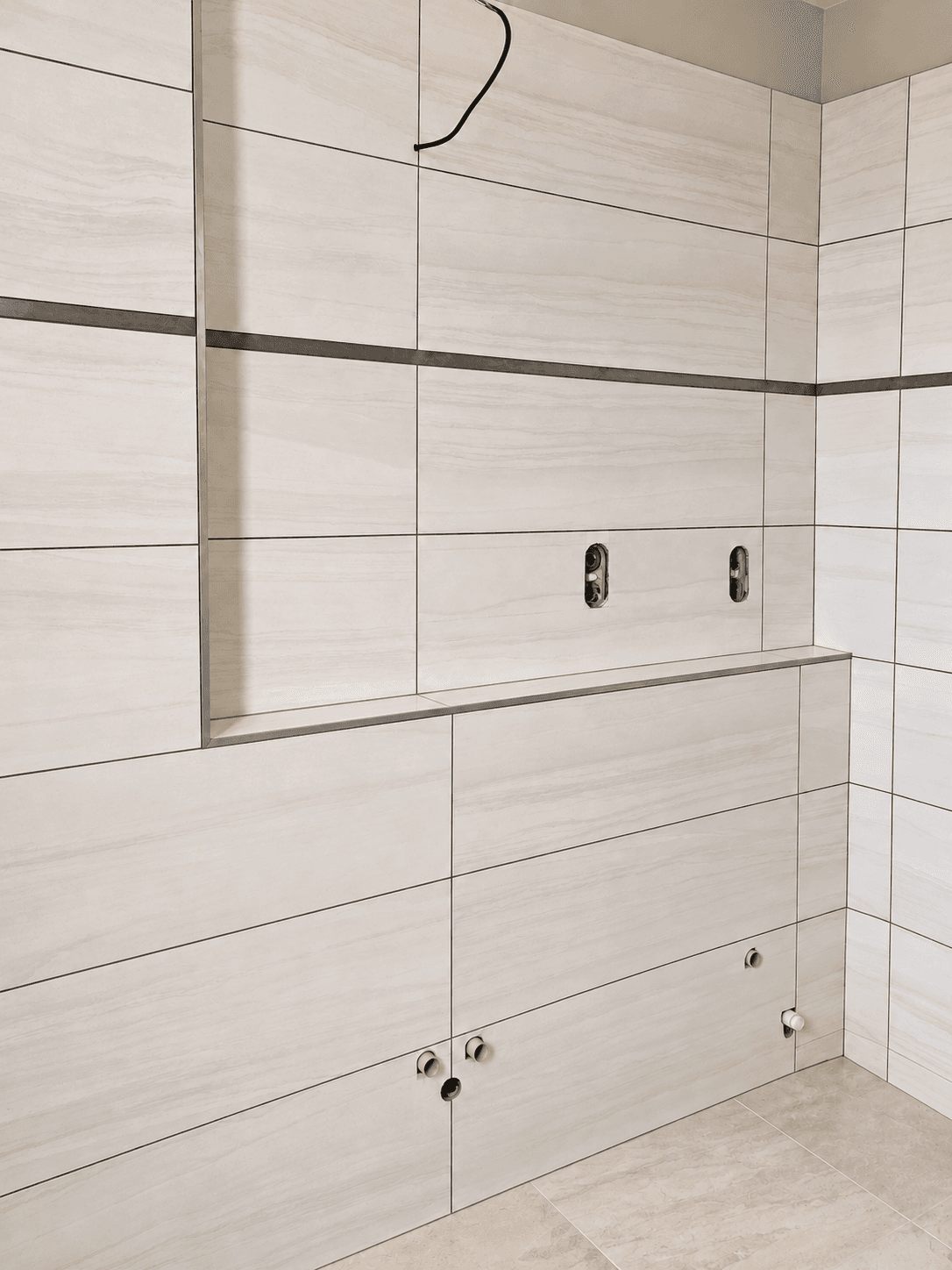 SOVENO: revestimiento de baño, juntas y encuentros en la zona de lavabo.