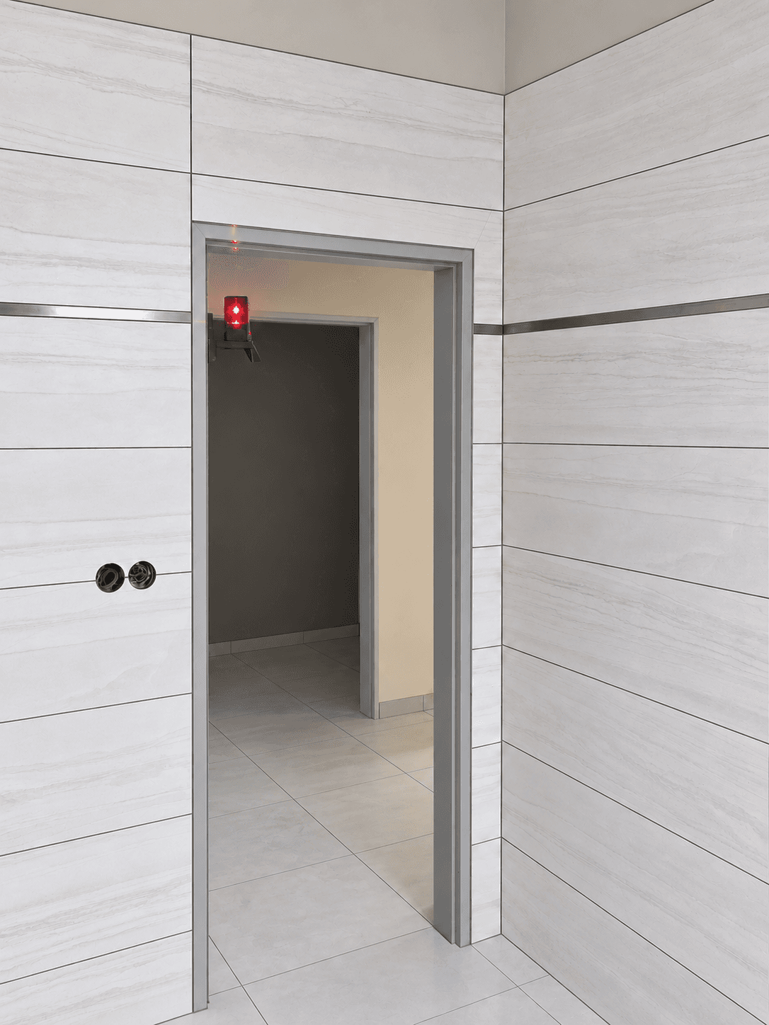SOVENO: Encuentro del alicatado con el hueco de puerta y control de alineación.