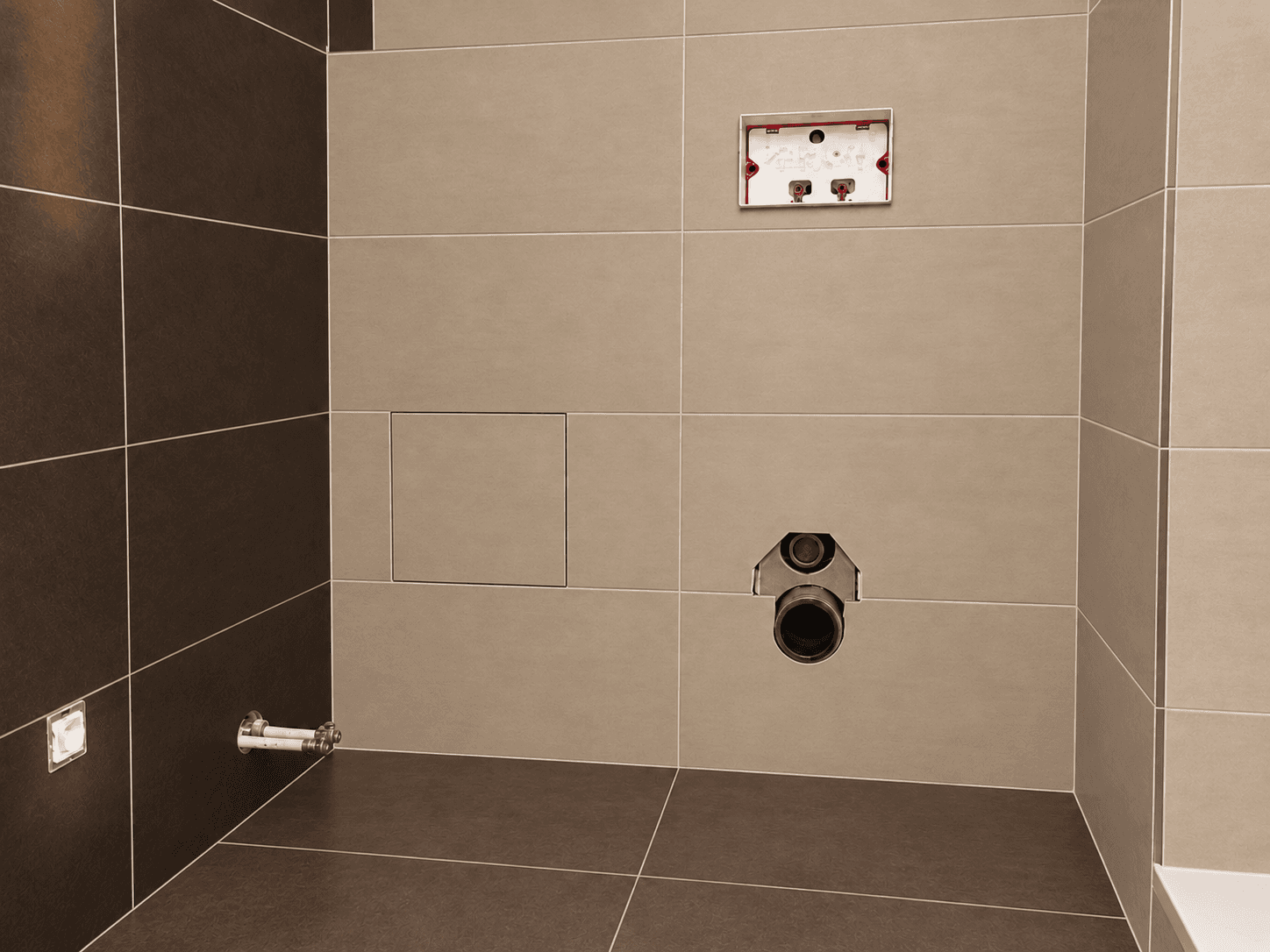 SOVENO: Revestimiento de baño con registro integrado y puntos de conexión.